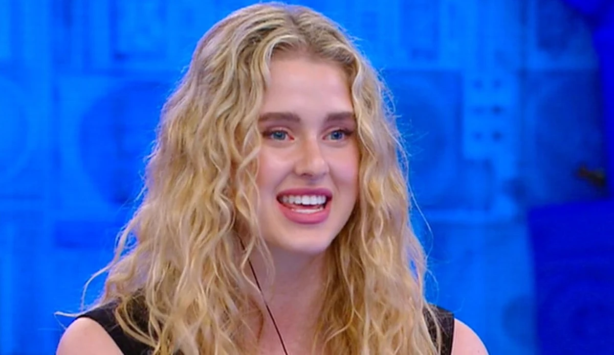 Isobel Kinnear sorride, esprimendo gioia e determinazione. L'immagine la ritrae con un'espressione aperta e fiduciosa, pronta ad affrontare nuove sfide professionali e a esplorare il mondo della conduzione televisiva.