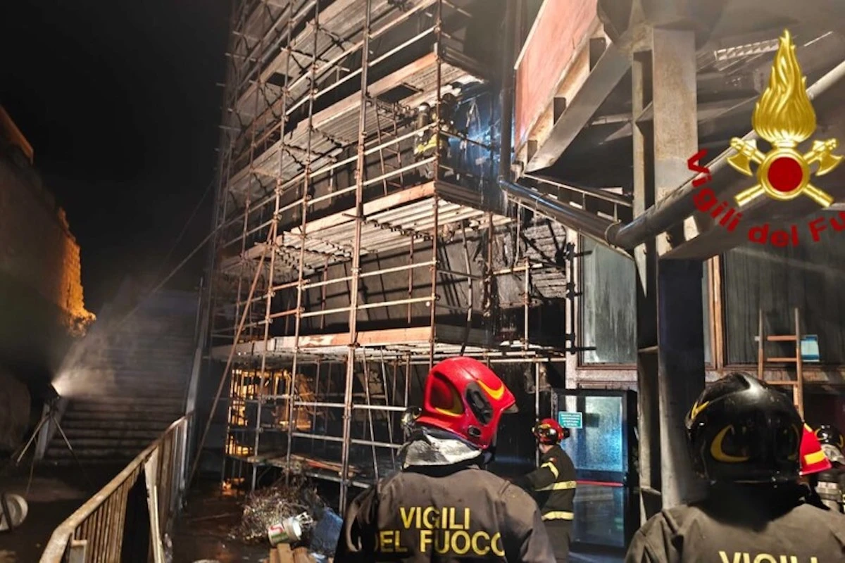 Nube di fumo su Catania