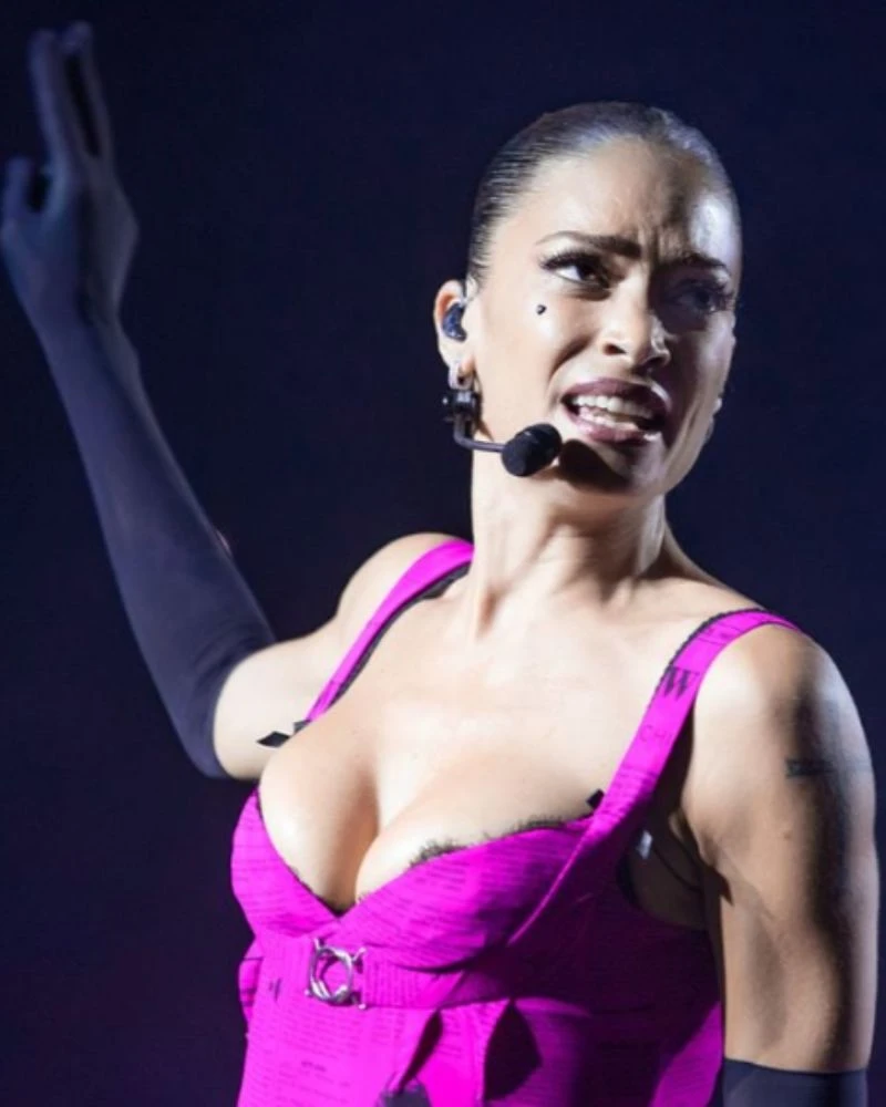 Elodie sul palco durante un concerto