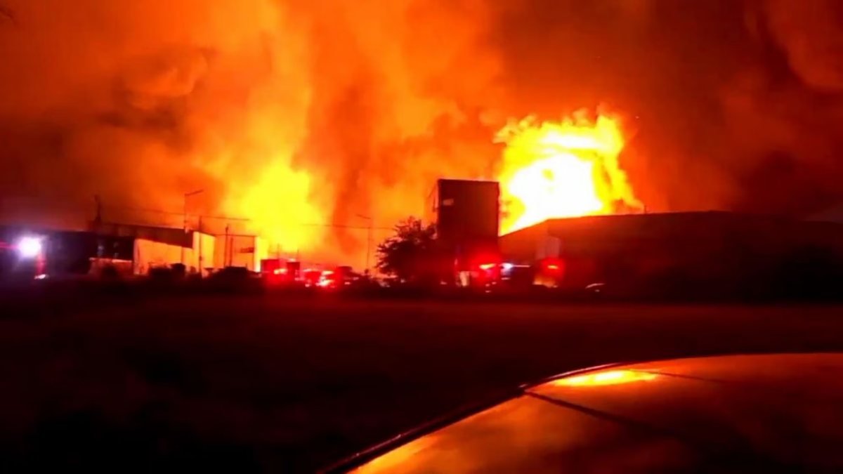 “Incendi di proporzioni enormi”. Serie di esplosioni devastano fabbriche: panico tra i residenti (Video) “Incendi di proporzioni enormi”. Serie di esplosioni devastano fabbriche: panico tra i residenti (Video)
