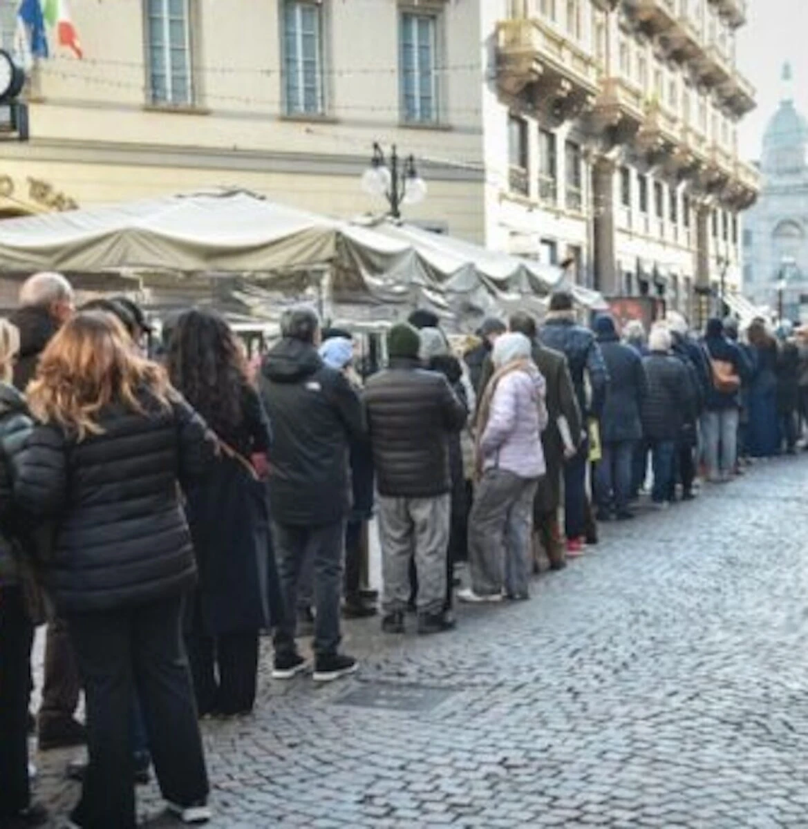 Folla alla camera ardente di Ornella Vanoni al Piccolo Teatro Grassi di Milano