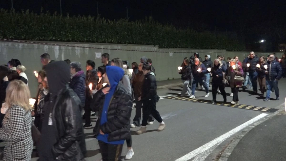 Leonardo morto all’asilo, è successo alla fiaccolata: grande dolore