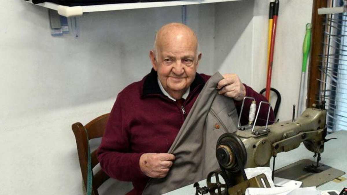 Sarto 91enne aggredito dai rapinatori nel suo negozio, la sua reazione è epica Sarto 91enne aggredito dai rapinatori nel suo negozio, la sua reazione è epica