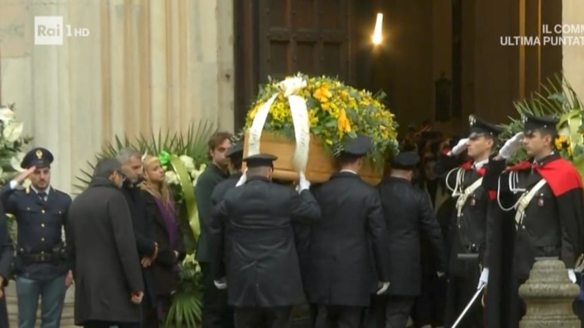 Funerali Ornella Vanoni, a Milano l’ultimo saluto alla diva. L’omelia del prete: “Era posseduta dalla musica”. Il nipote ha voluto accompagnare la bara