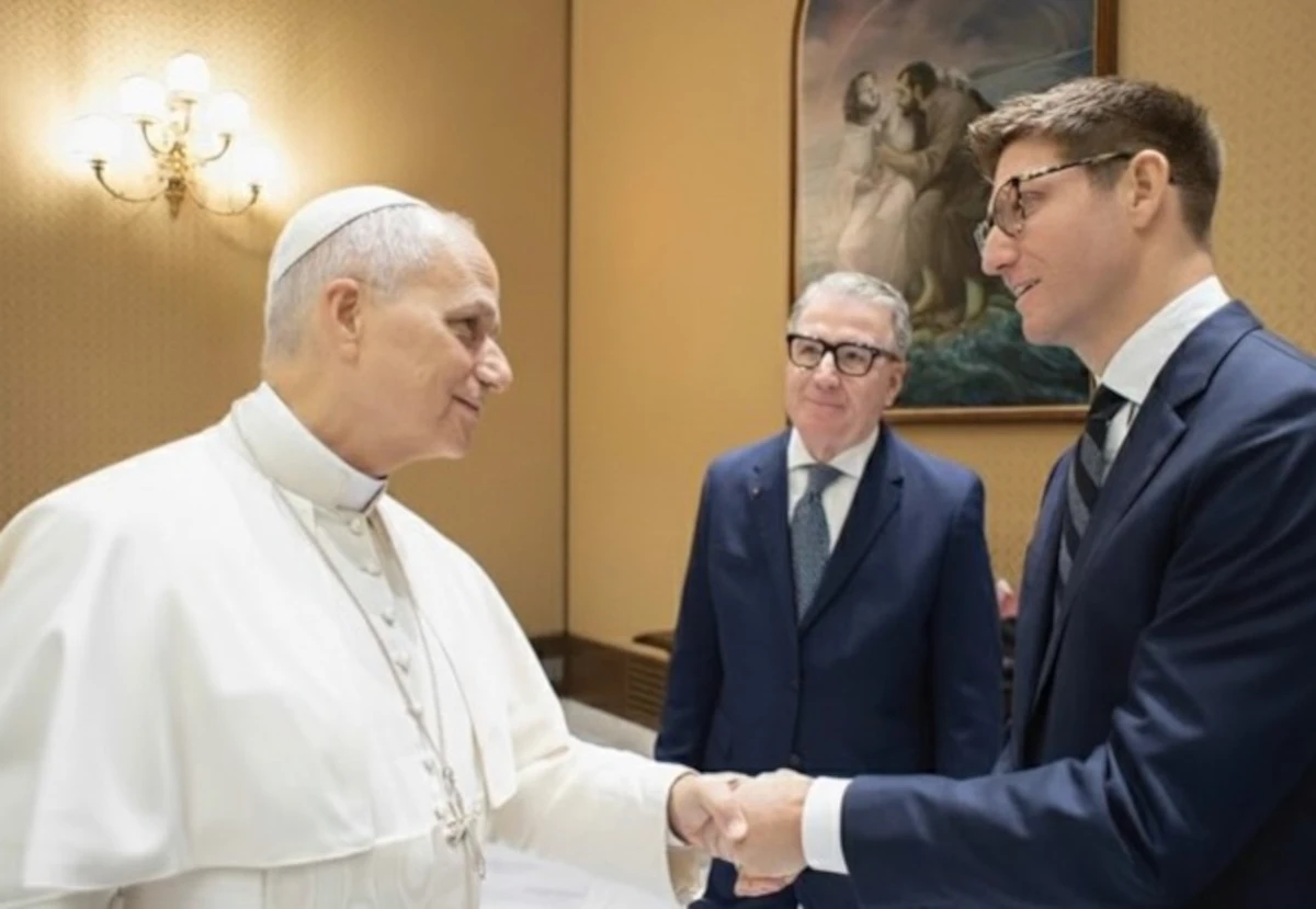 La coppia durante l'incontro con Papa Leone XIV