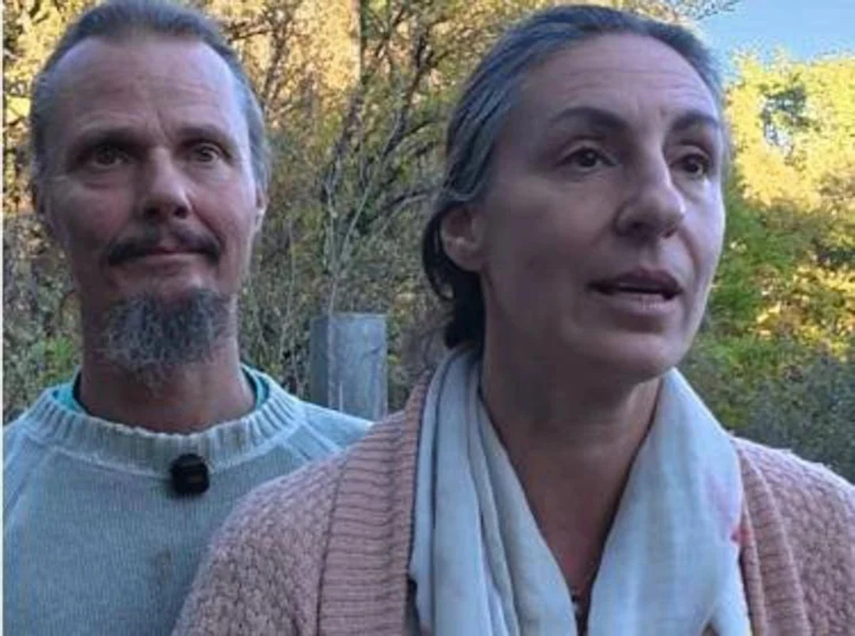 Genitori della famiglia nel bosco