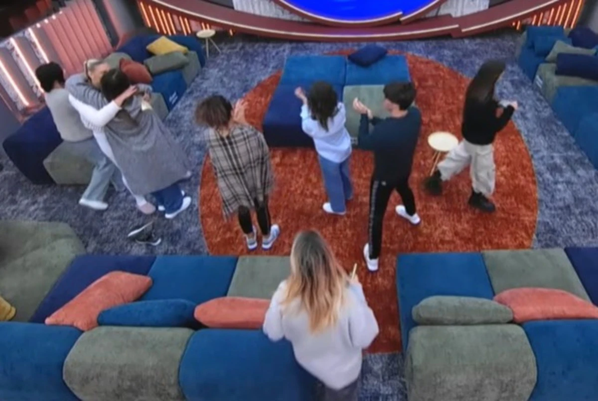 Simona Ventura durante una puntata del Grande Fratello