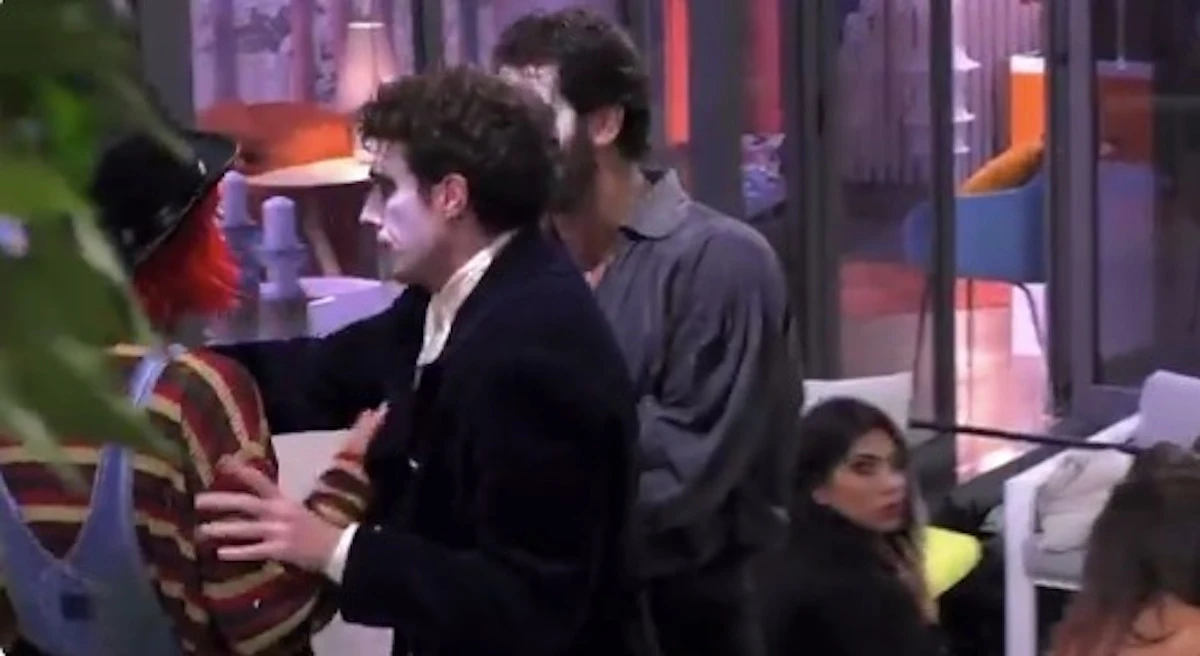 Discussione tra i concorrenti del Grande Fratello durante la festa di Halloween