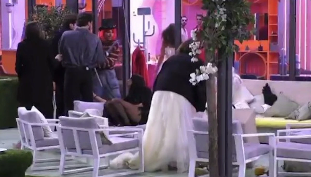 Rasha e gli altri concorrenti cercano di calmare Simone De Bianchi