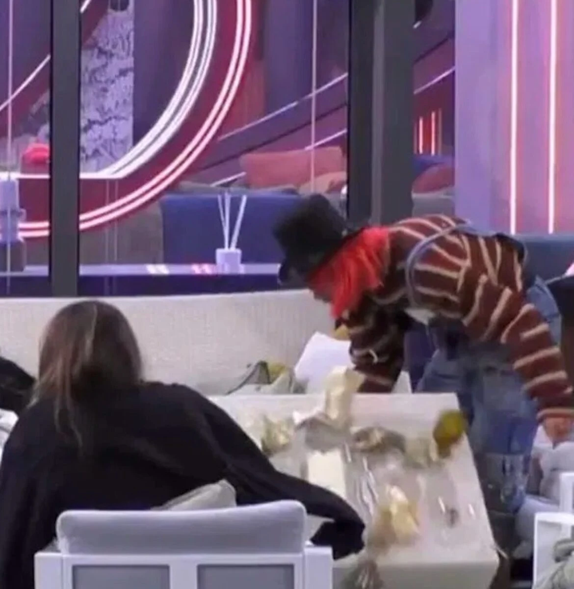 Simone De Bianchi durante la festa di Halloween al Grande Fratello