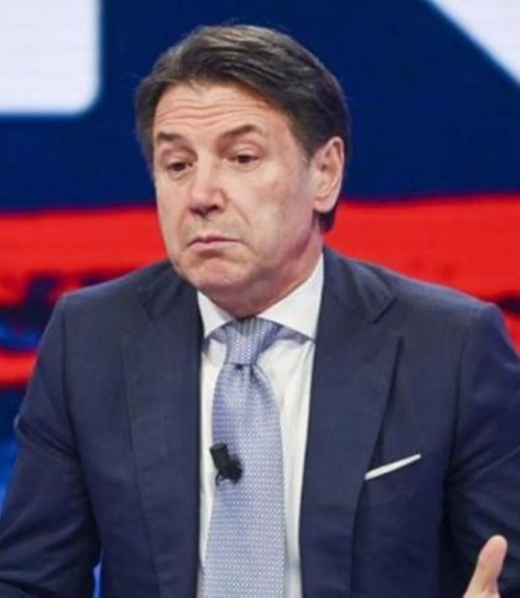 Giuseppe Conte durante una conferenza stampa
