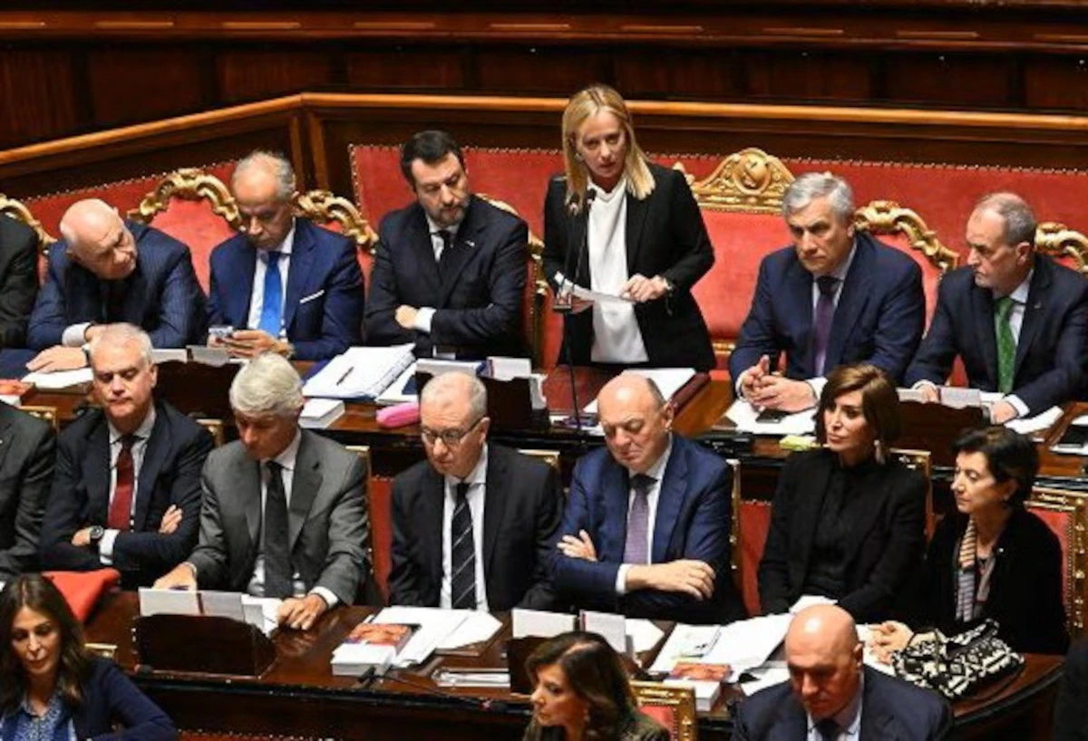 Il governo Meloni durante una conferenza