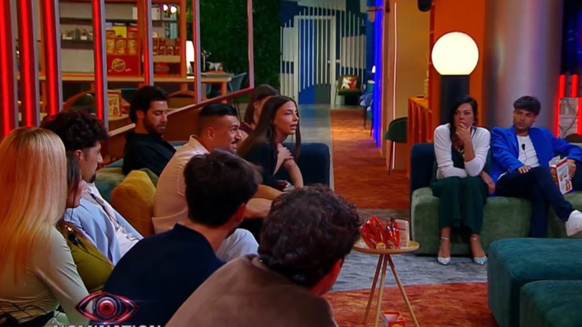 “Allontanati o…”. Grande Fratello, ultimatum shock al concorrente: pubblico senza parole “Allontanati o…”. Grande Fratello, ultimatum shock al concorrente: pubblico senza parole