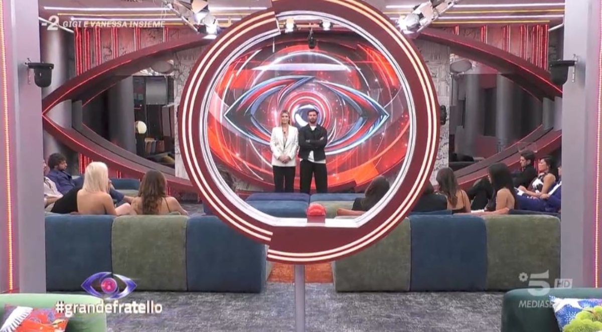 “Devi uscire immediatamente”. Grande Fratello, la concorrente cacciata via: l’annuncio di Simona Ventura “Devi uscire immediatamente”. Grande Fratello, la concorrente cacciata via: l’annuncio di Simona Ventura