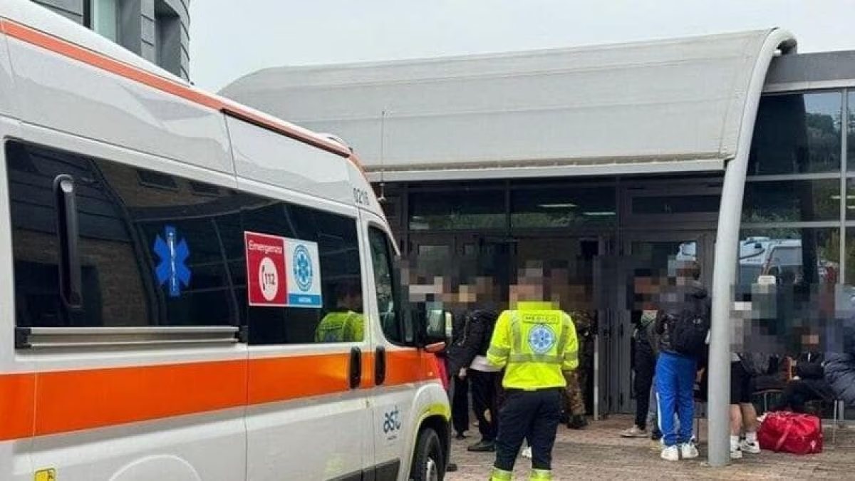 “Evacuate subito la scuola!”. Panico in Italia, studenti intossicati e trasportati in ospedale