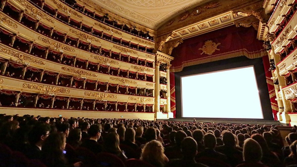 Urla “Palestina libera” alla Scala e viene licenziata, adesso è arrivata la sentenza