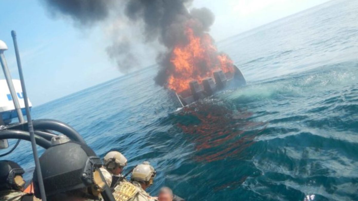 Strage nel Mar dei Caraibi, Pentagono smentisce tutto ma le immagini parlano. L’ordine di Hegseth: “Uccideteli tutti”