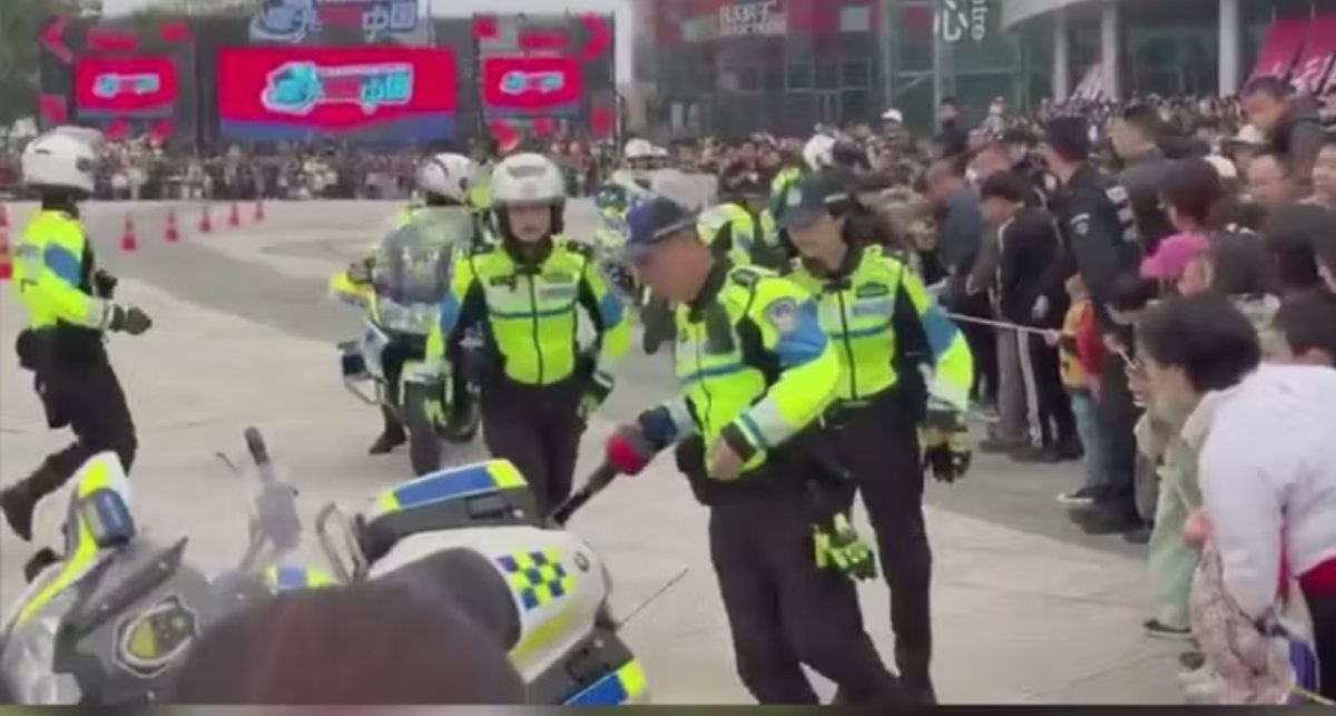 Terribile incidente, poliziotta in moto travolge tre bambini!