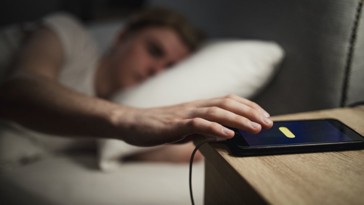 Cellulare in tasca o sul comodino fa male? Ecco cosa rischi davvero secondo la scienza
