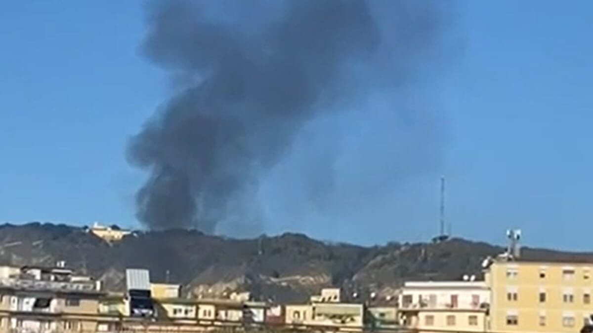 Auto in fiamme sulla tangenziale in Italia, colonna di fumo catastrofica: traffico in tilt