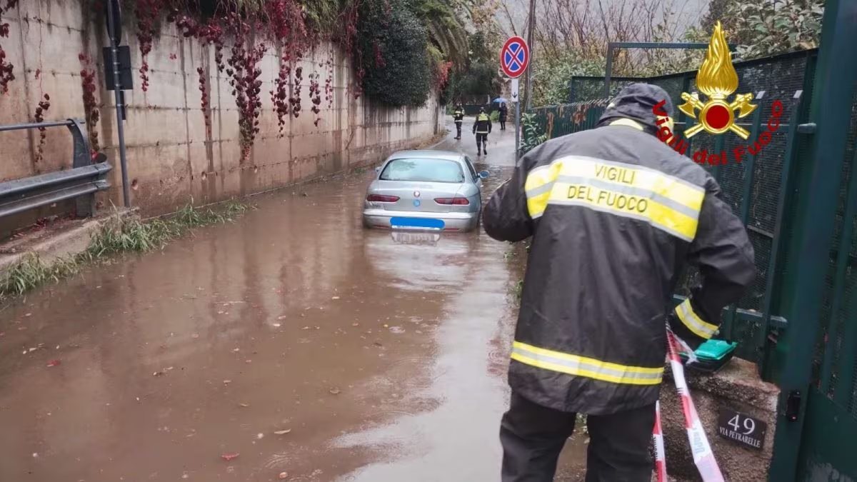 Maltempo in Italia, auto travolta dall’acqua: “Dentro ci sono due bambini” Maltempo in Italia, auto travolta dall’acqua: “Dentro ci sono due bambini”