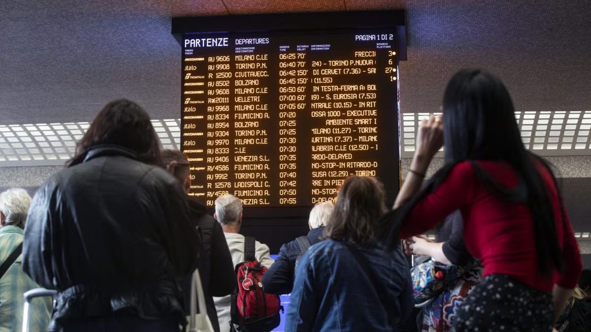 “Viaggiatori esasperati”. È caos in Italia, treni bloccati e ritardi enormi. Circolazione in tilt “Viaggiatori esasperati”. È caos in Italia, treni bloccati e ritardi enormi. Circolazione in tilt