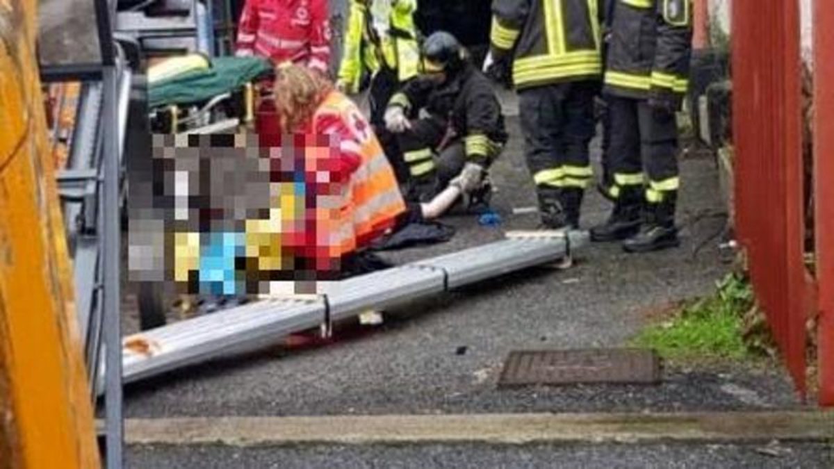Tragedia sul lavoro in Italia, operaio muore schiacciato tra camion e muletto. Inutili i soccorsi