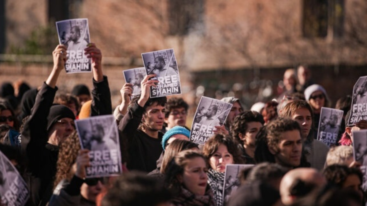 400 persone in strada per l’imam: l’espulsione per quelle frasi e l’esplosione del caso