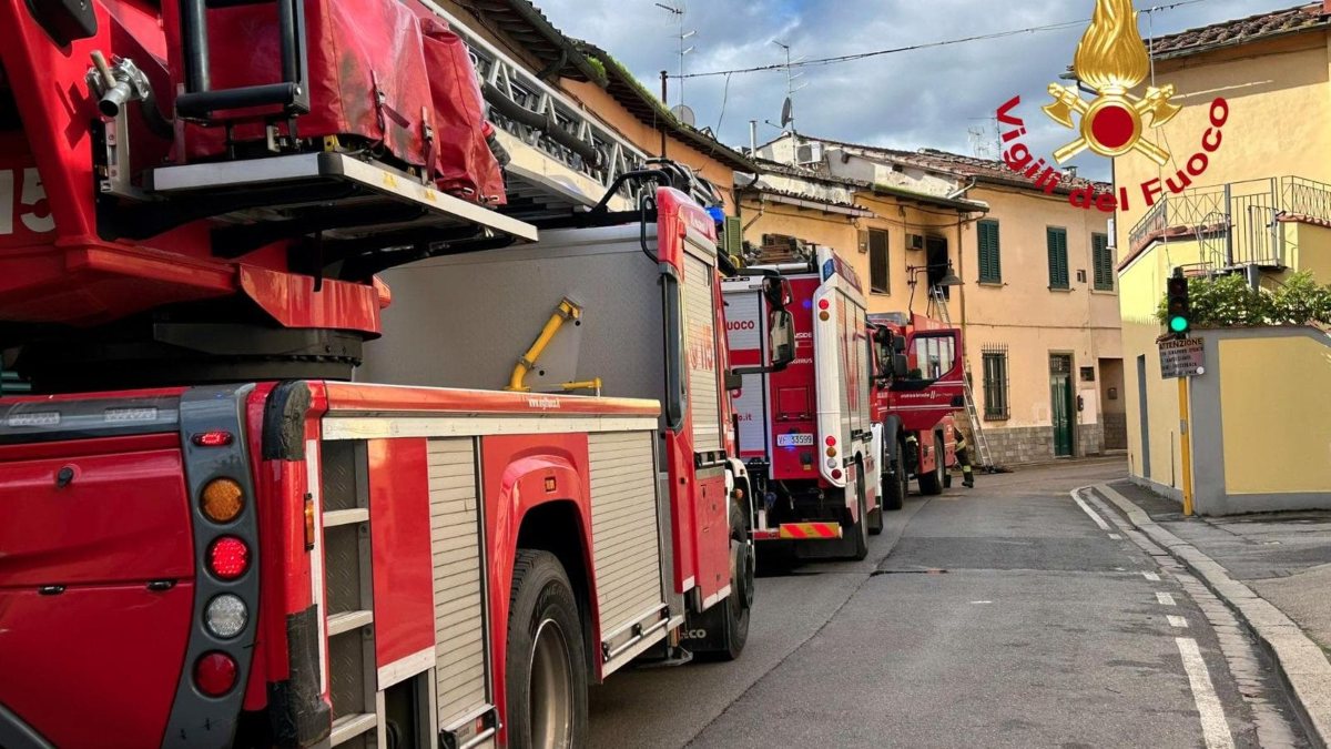 Incendio in Italia, fiamme in pieno giorno: casa invasa dal fumo, chi c’era dentro