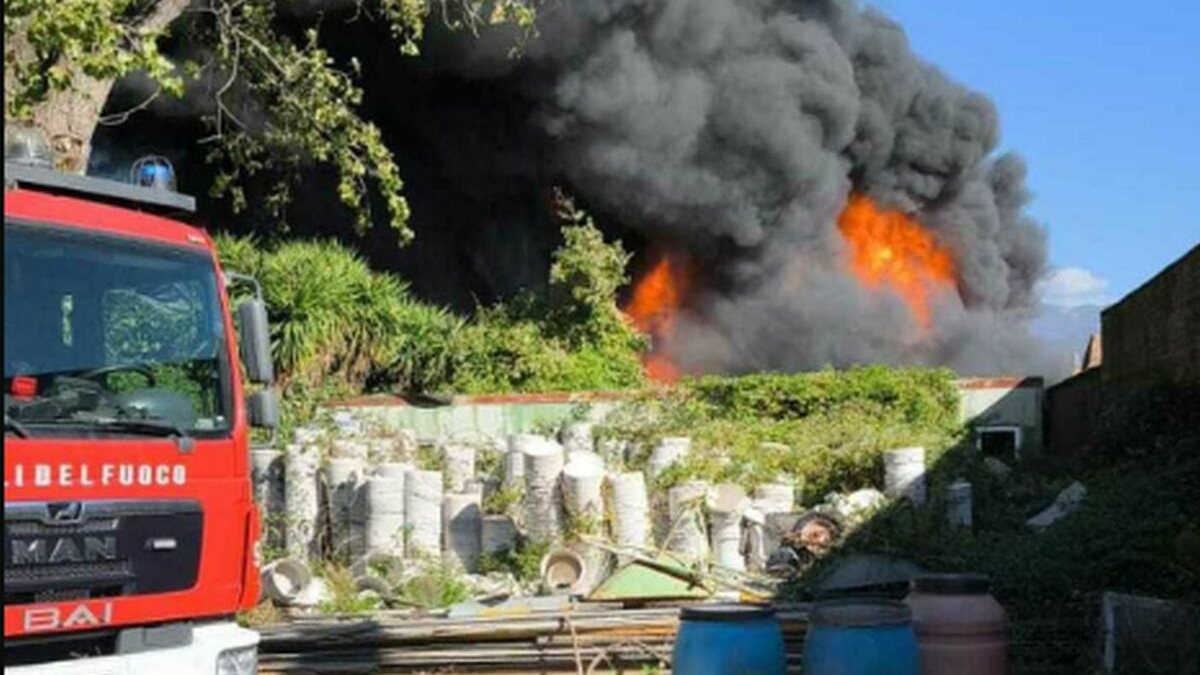 “Chiudete tutto, non uscite!”. Paura in Italia, nube nera tossica: cosa sta bruciando
