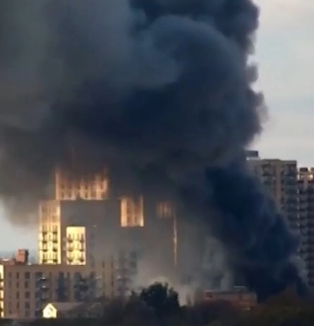 vigili del fuoco impegnati nell'incendio di Southall a Londra