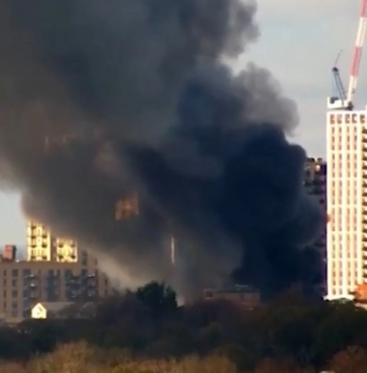colonna di fumo e mezzi di soccorso durante l'incendio a Southall