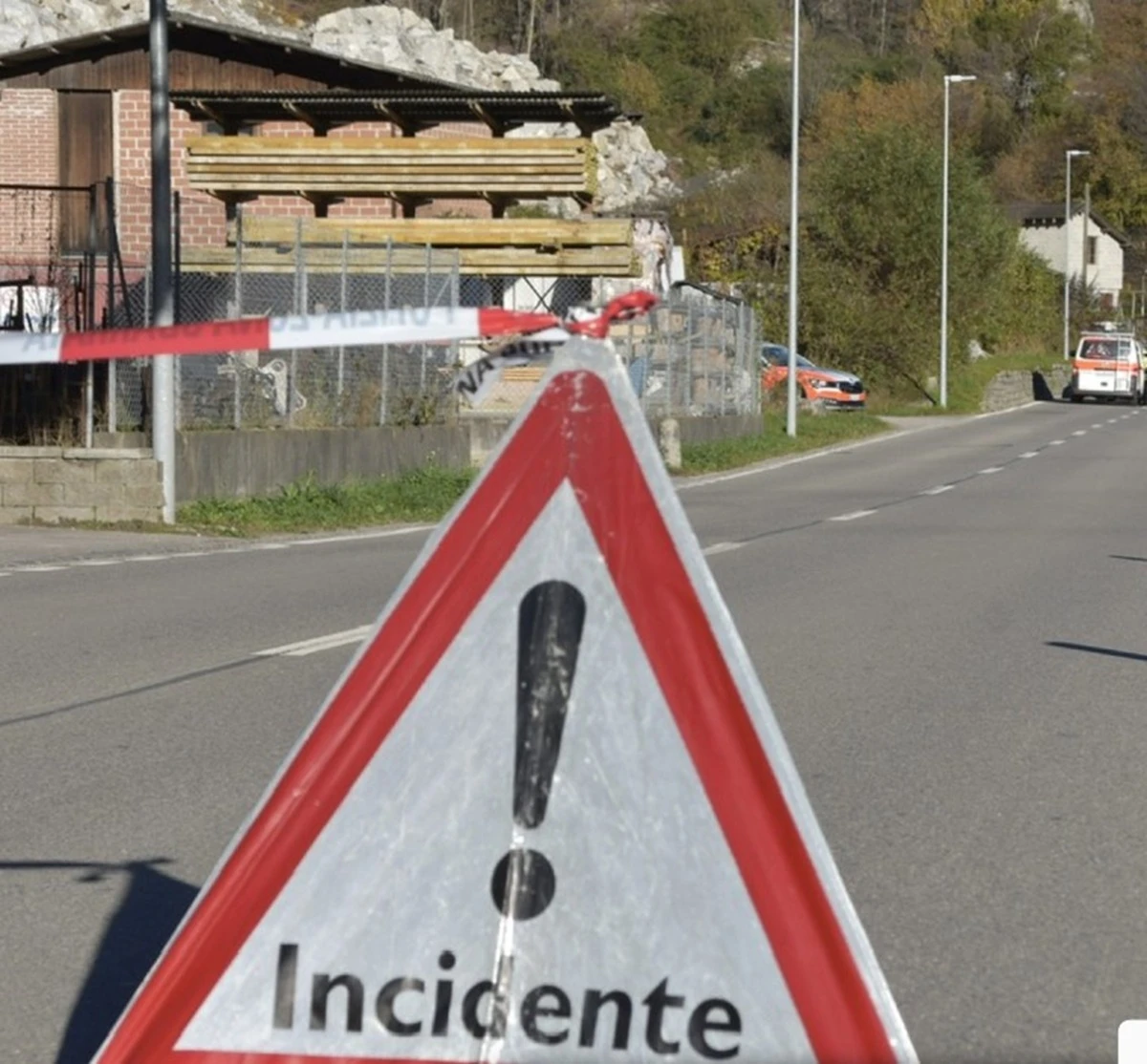 Soccorritori al lavoro sul luogo dell'incidente a Lodrino