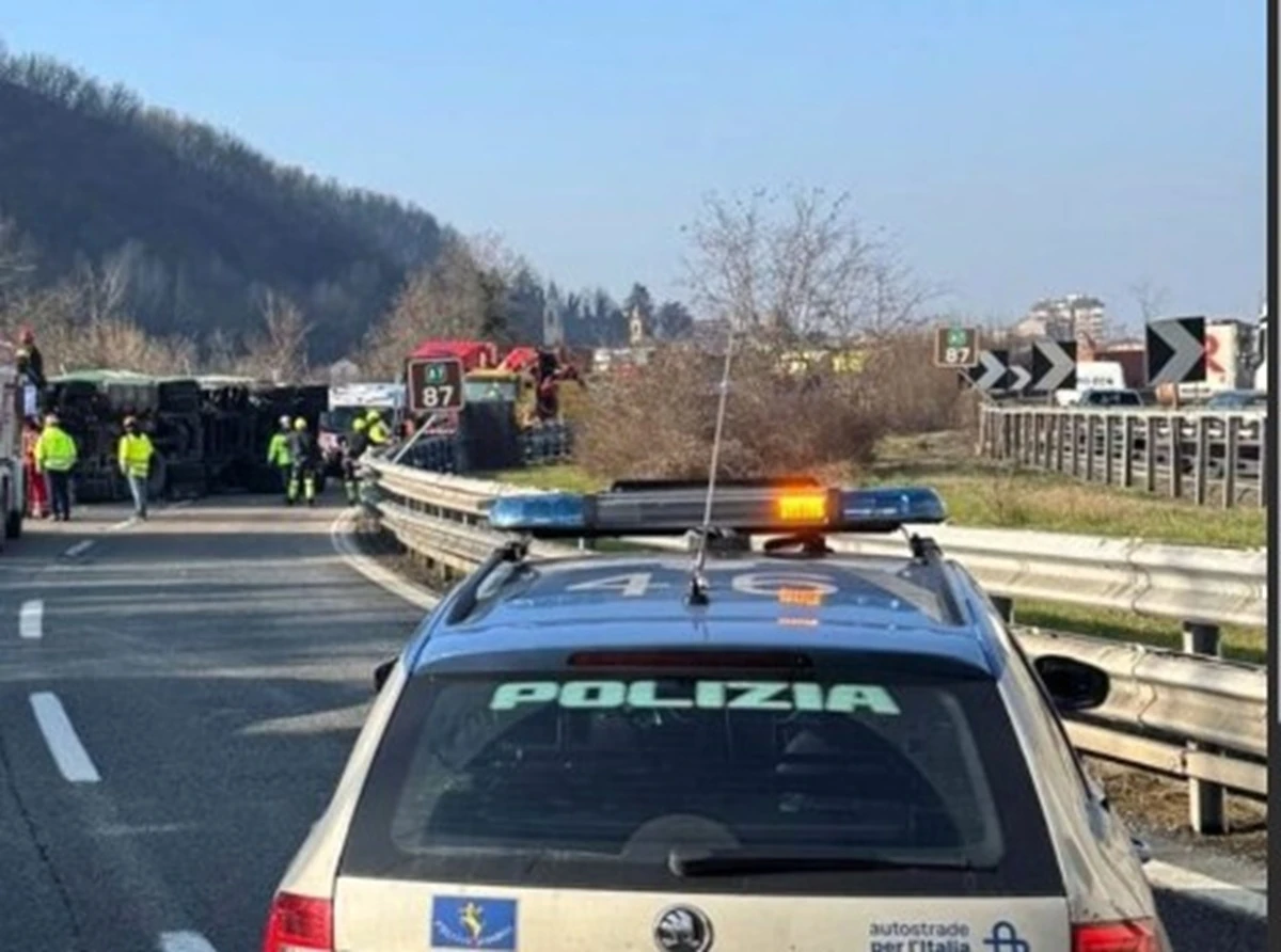 Mezzi di soccorso sull'autostrada A7 dopo un grave incidente