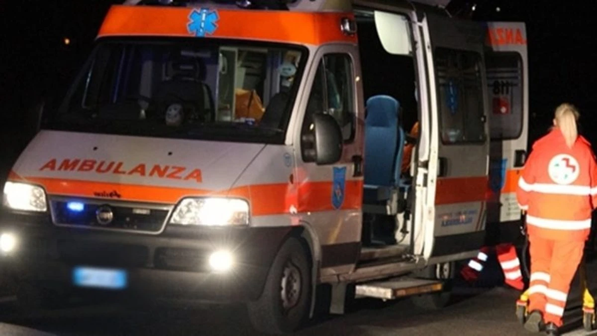 Soccorsi sul luogo dell'incidente con ambulanze e forze dell'ordine