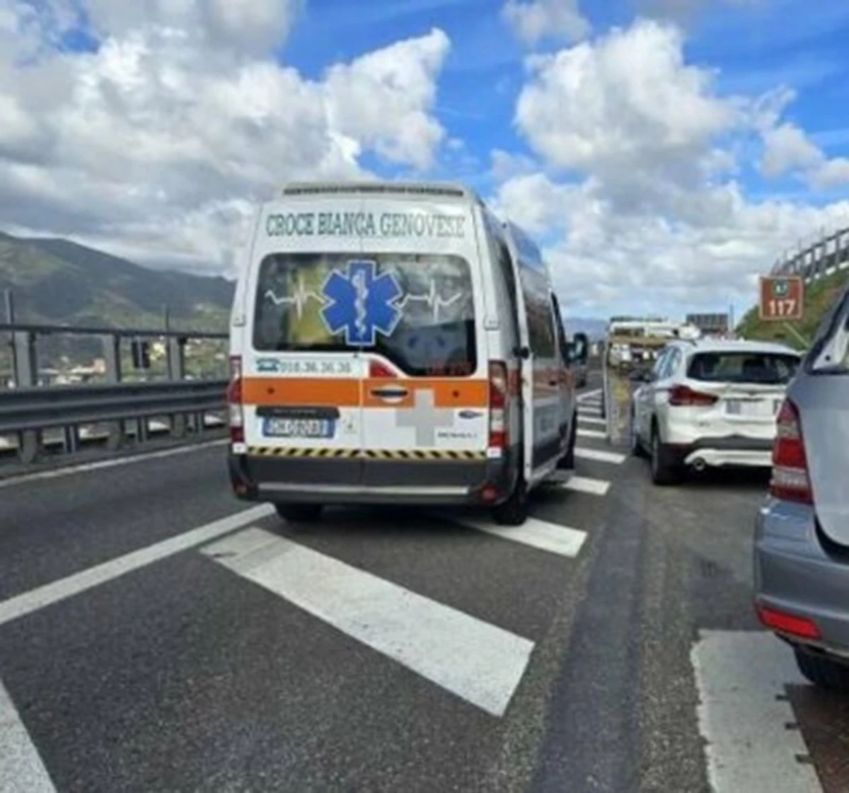 Ambulanza e soccorritori al lavoro sull'autostrada A7