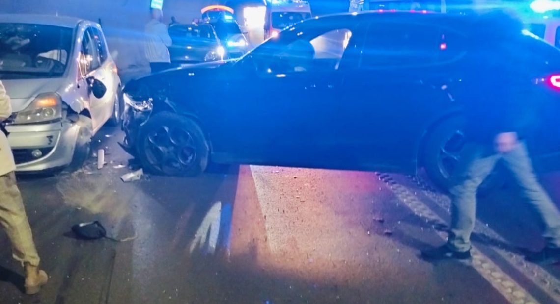 Italia, scontro frontale in galleria: auto distrutte, dramma totale. Traffico in tilt