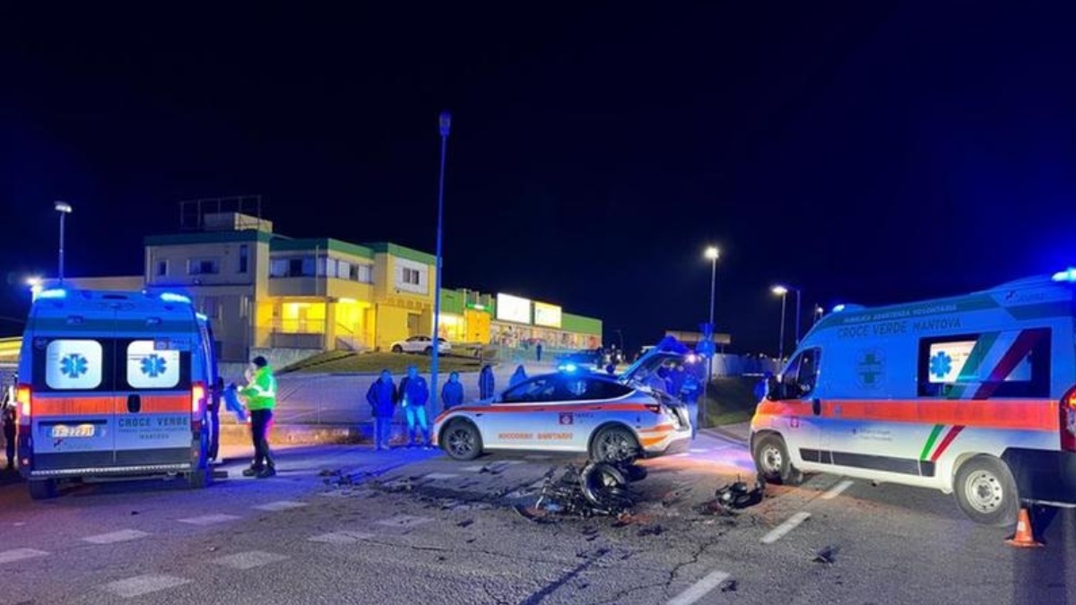 Incidente choc, moto si schianta violentemente contro auto in manovra: morto 29enne