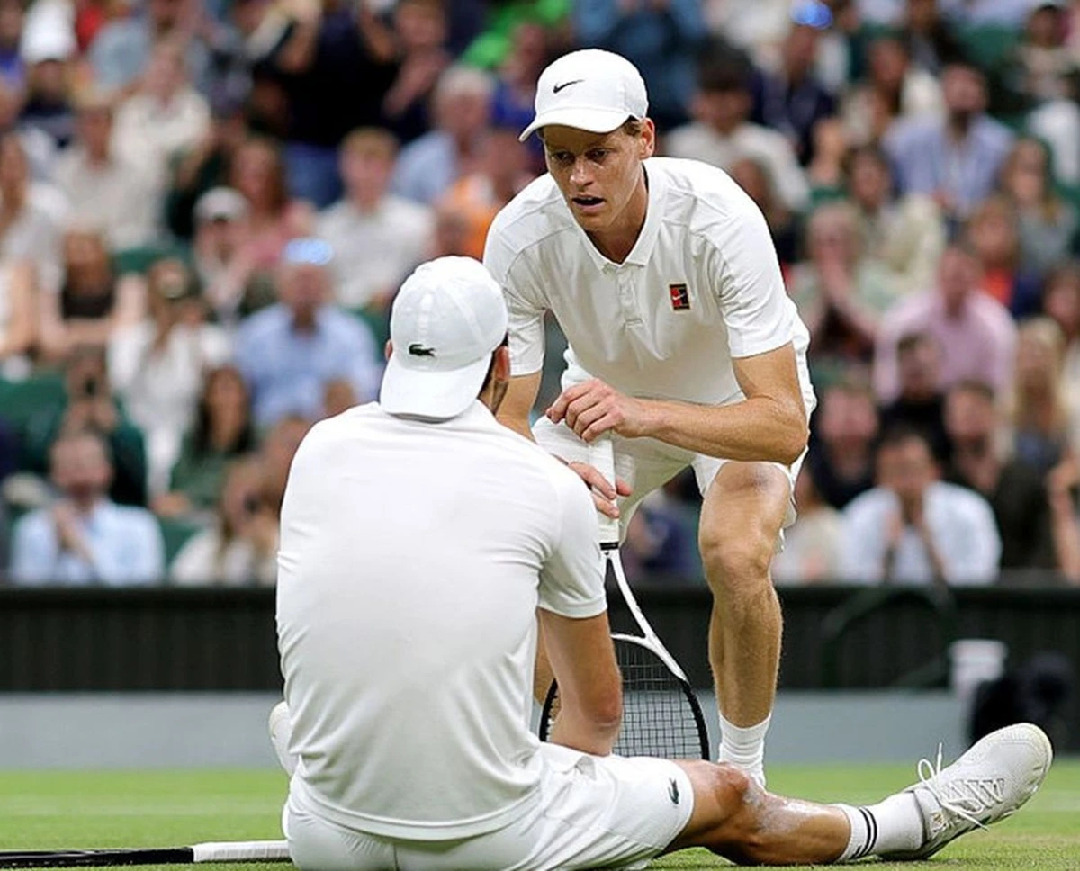 Jannik Sinner festeggia la vittoria al Masters 1000 di Parigi