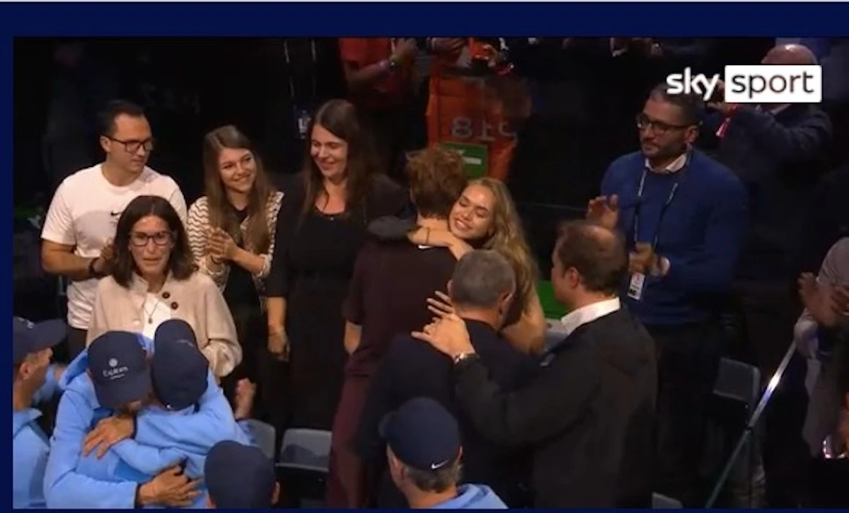 Jannik Sinner e Laila Hasanovic sorridenti dopo la vittoria alle Atp Finals di Torino