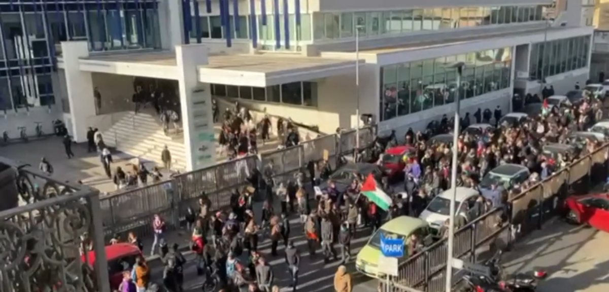 Sciopero generale, manifestanti assaltano La Stampa: redazione occupata e vetri rotti