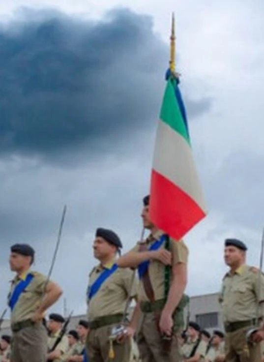 Giovani militari italiani in parata.