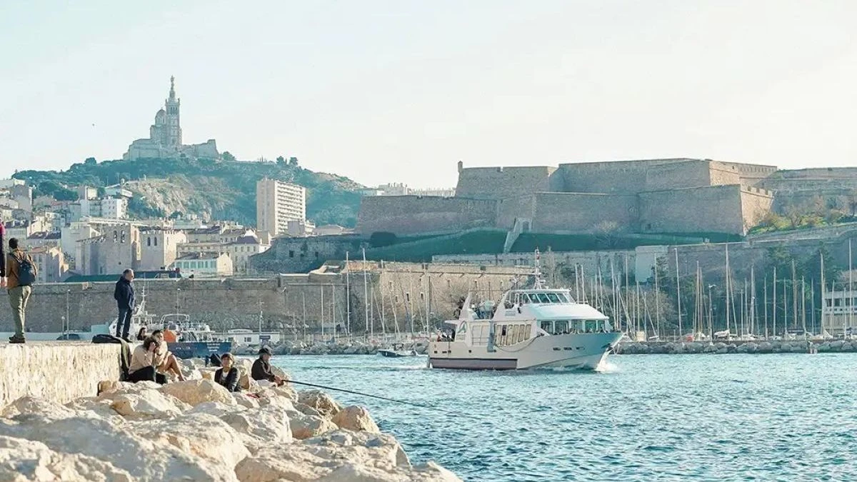 Ucciso a 25 anni in pieno centro, sotto gli occhi di tutti: è caccia al killer Ucciso a 25 anni in pieno centro, sotto gli occhi di tutti: è caccia al killer