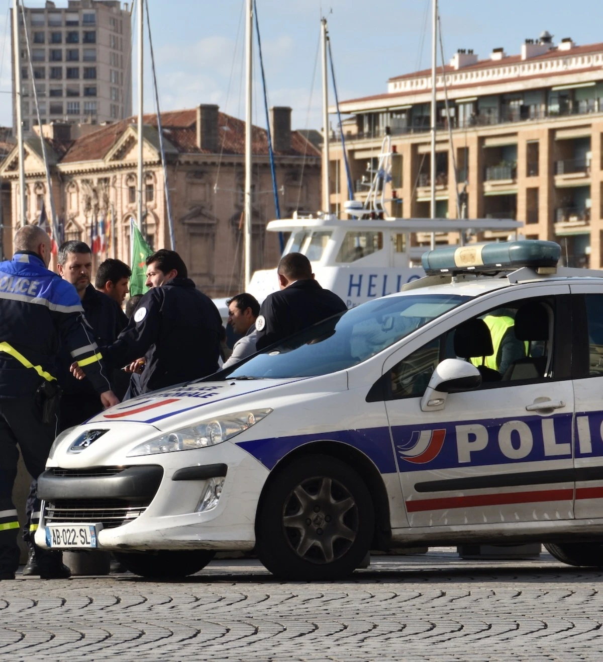 Marsiglia sparatoria killer in fuga su moto