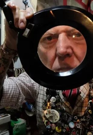 Maurizio Fercioni nel suo studio di tatuaggi a Milano