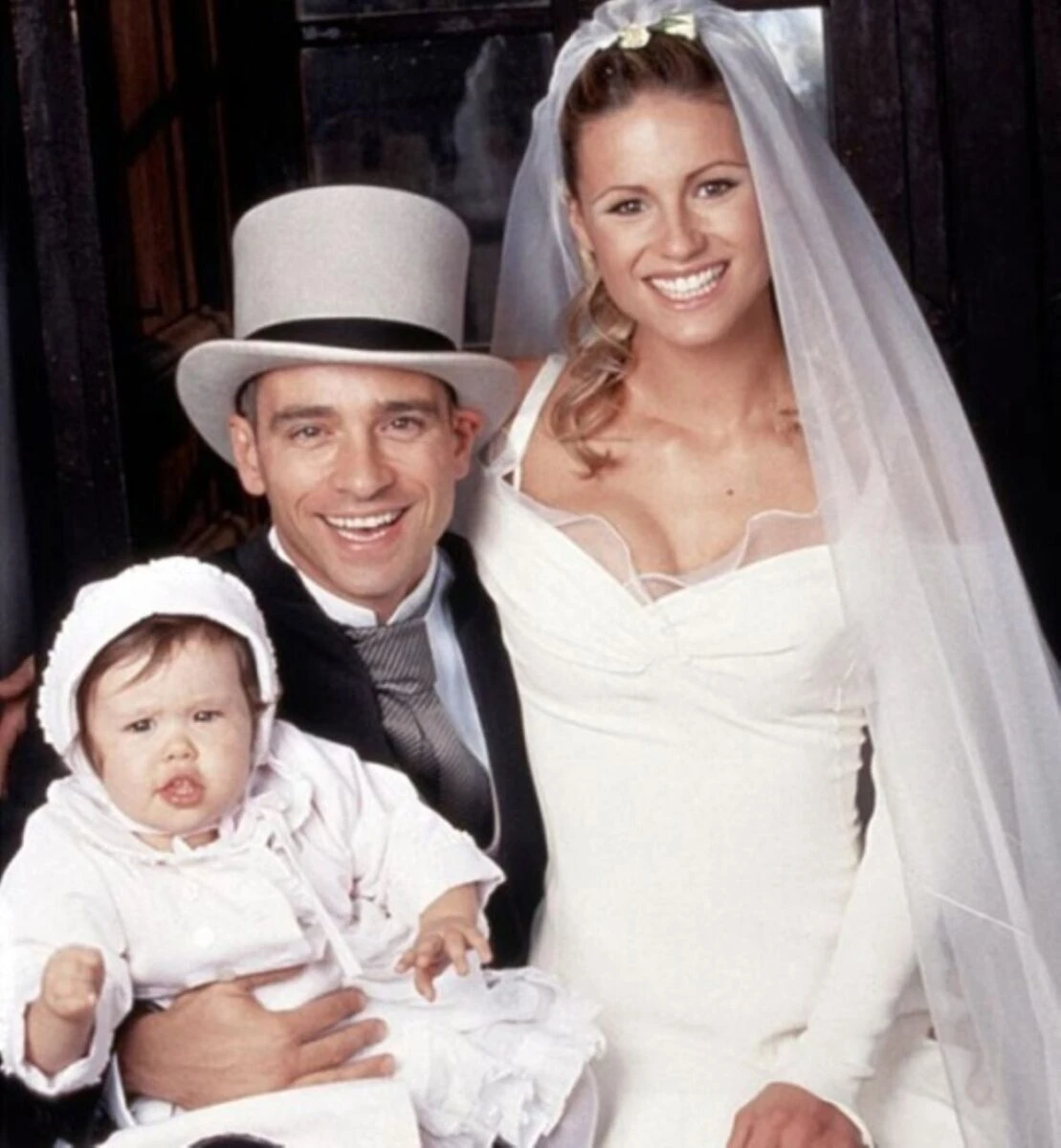 Michelle Hunziker e Eros Ramazzotti sorridenti insieme durante la festa di compleanno