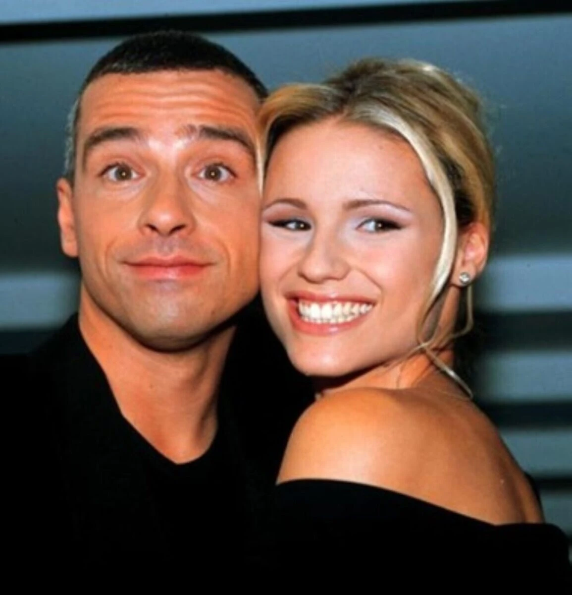 Eros Ramazzotti e Michelle Hunziker durante un evento pubblico, sorridenti