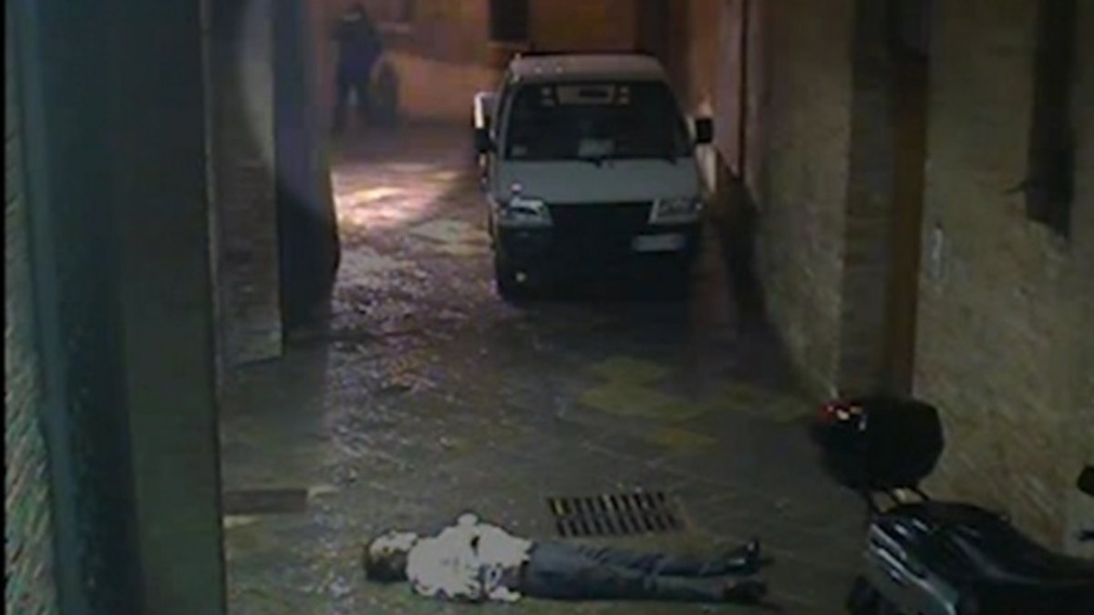 Morte David Rossi, arriva la svolta: un uomo misterioso appare nel video. Indagano i Ris