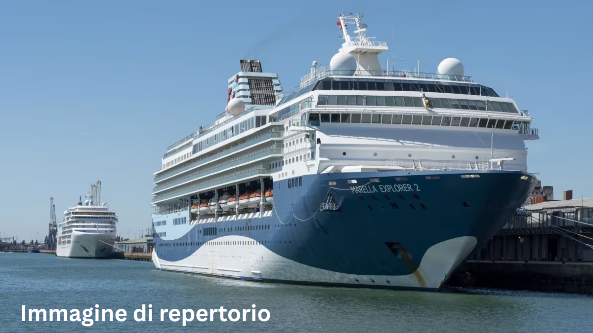 Uomo cade in mare da una nave: ricerche senza sosta