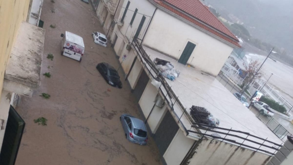 Nubifragio shock in Italia, case allagate e traffico in tilt: “Una famiglia è rimasta intrappolata”